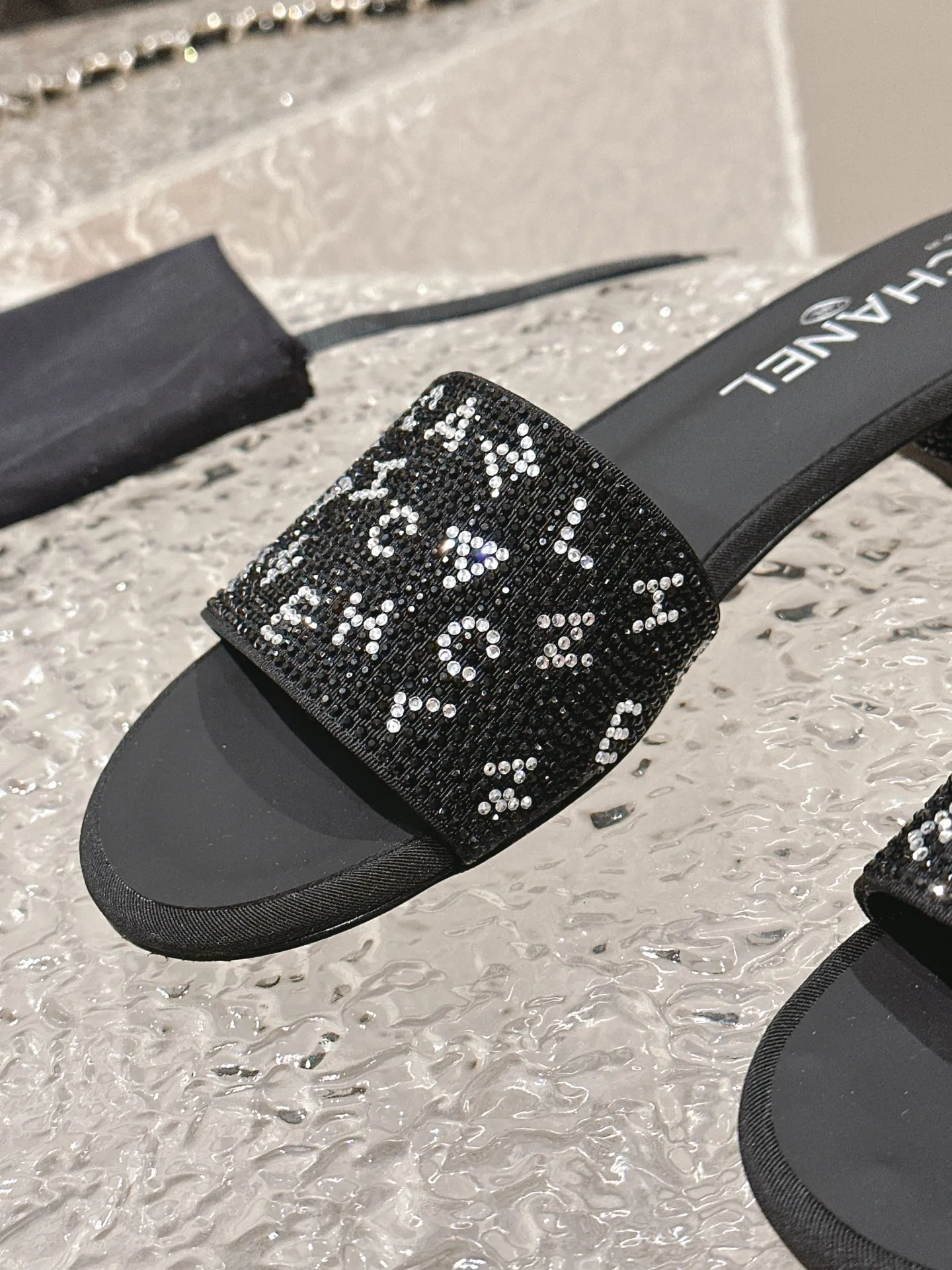 💕💕Factory direct selling price p440💕💕 Xiaoxiang Chanel rhinestone slippers with large black rhinestone letters, these really blingbling slippers are full of diamonds. They are both classic and artistic, and can be styled according to your daily style. The characteristic is that the hot diamonds are particularly shiny. They are made with heavy craftsmanship and are not easy to fall off. They have the sexy temperament of celebrities and are versatile. Color: black white 35-41